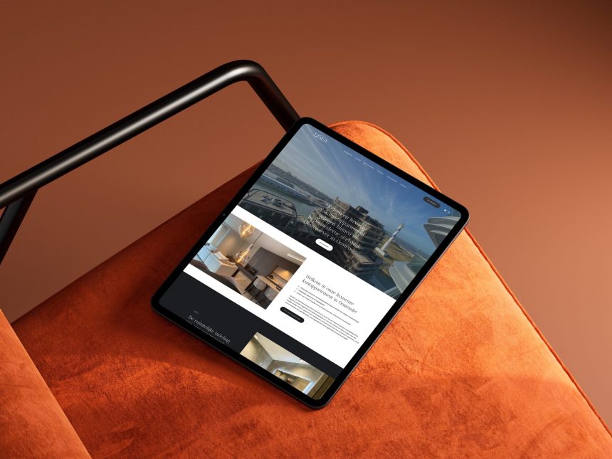 Tablet toont moderne interieur website op oranje stoel.
