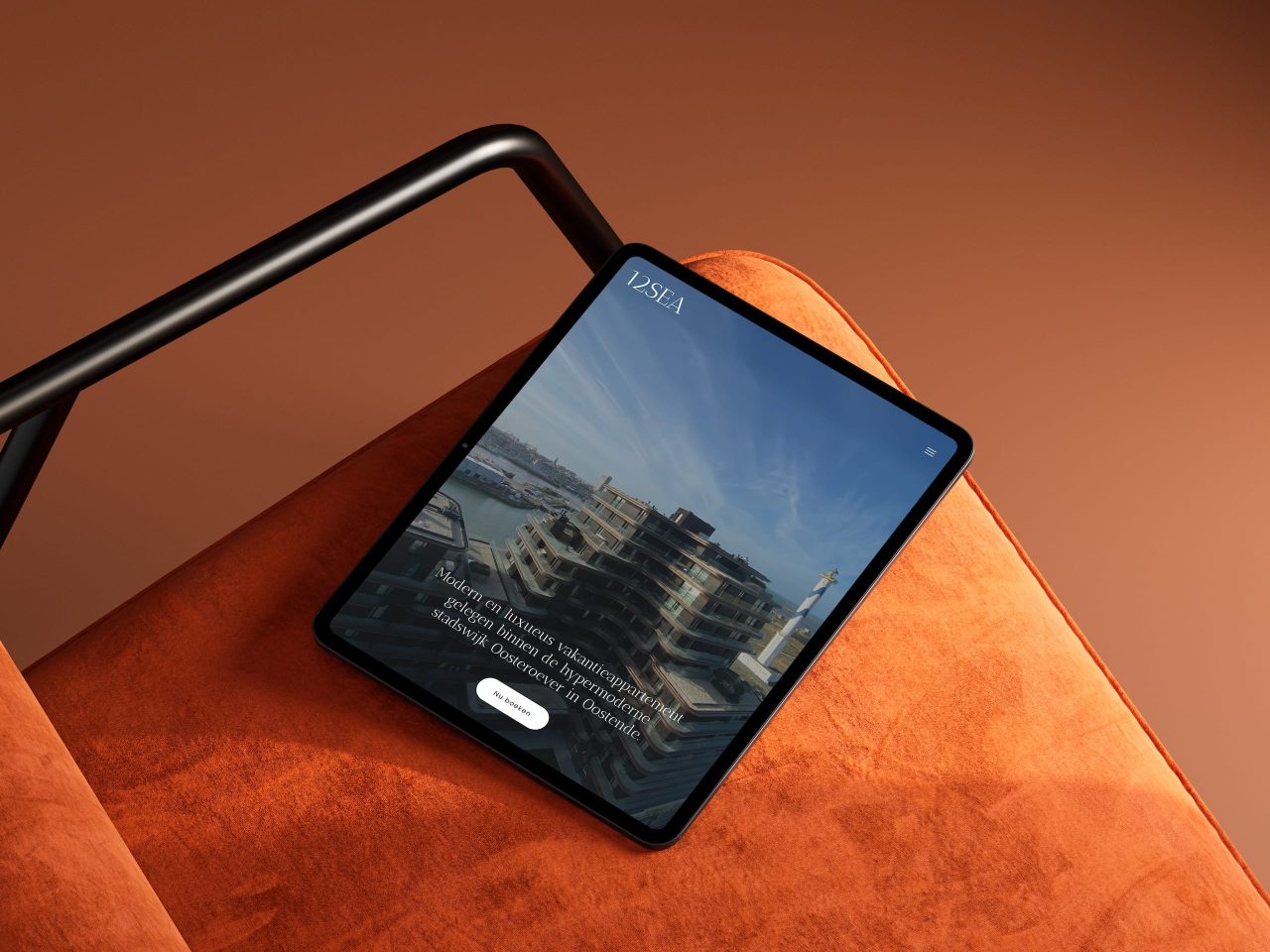 Tablet toont luxe appartement met zeezicht.