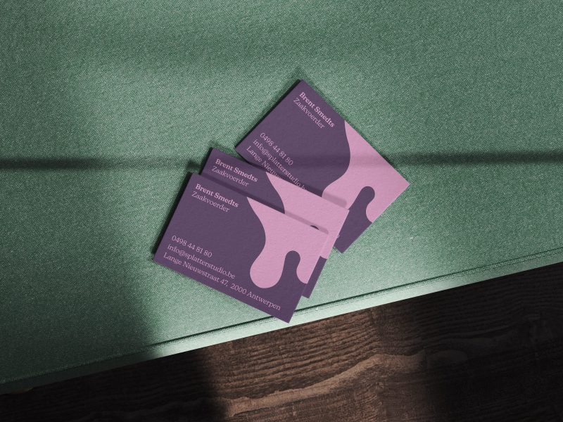 Drie paarse visitekaartjes op groene achtergrond