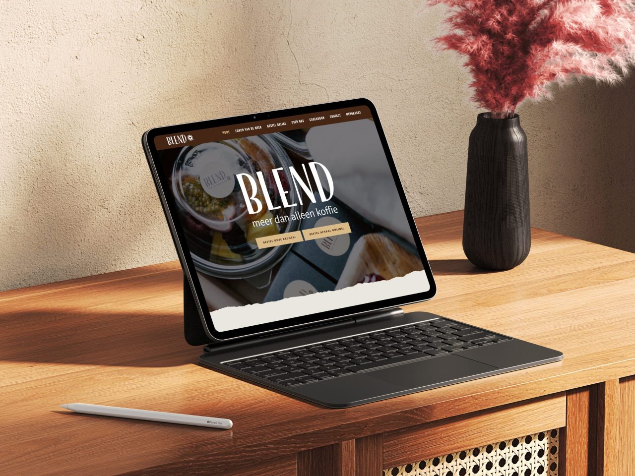 Tablet op houten tafel met koffie website.