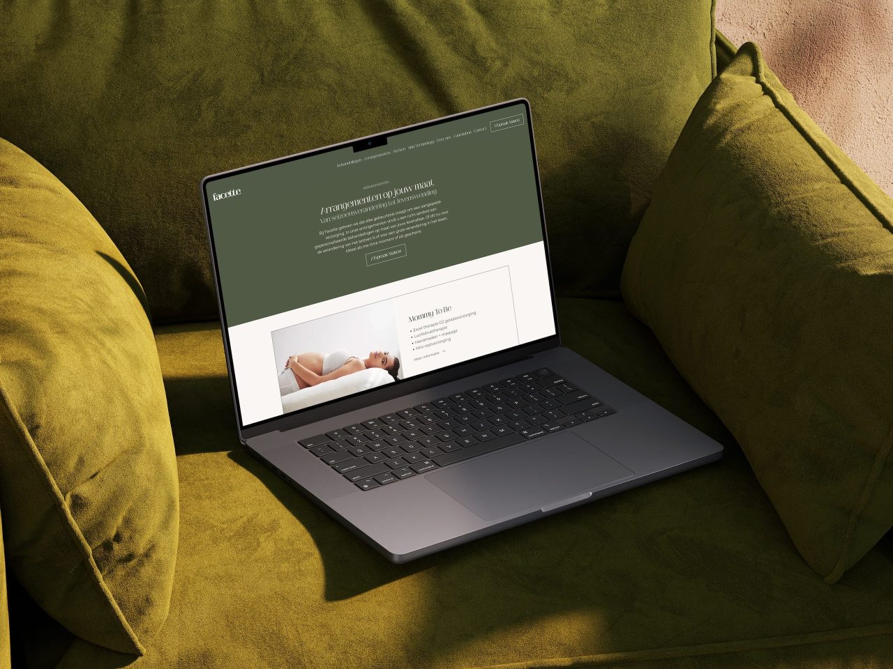Laptop met website op groene zetel