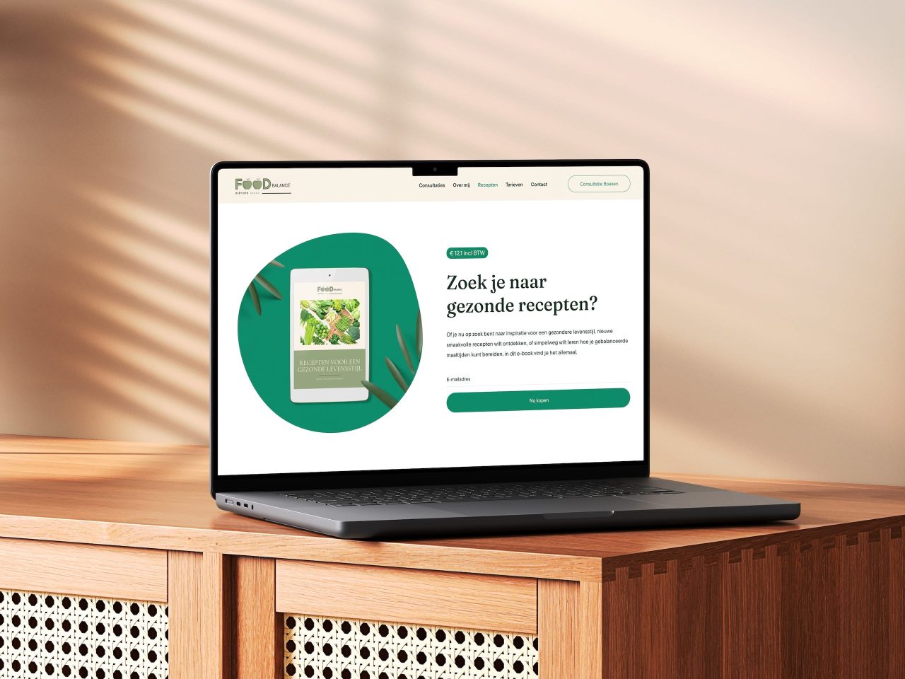 Laptop met gezonde recepten e-boek op tafel