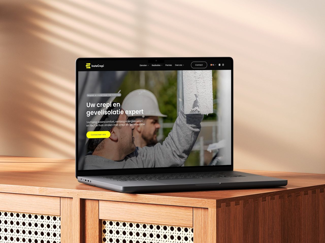 Laptop toont website van gevelisolatie-expert.