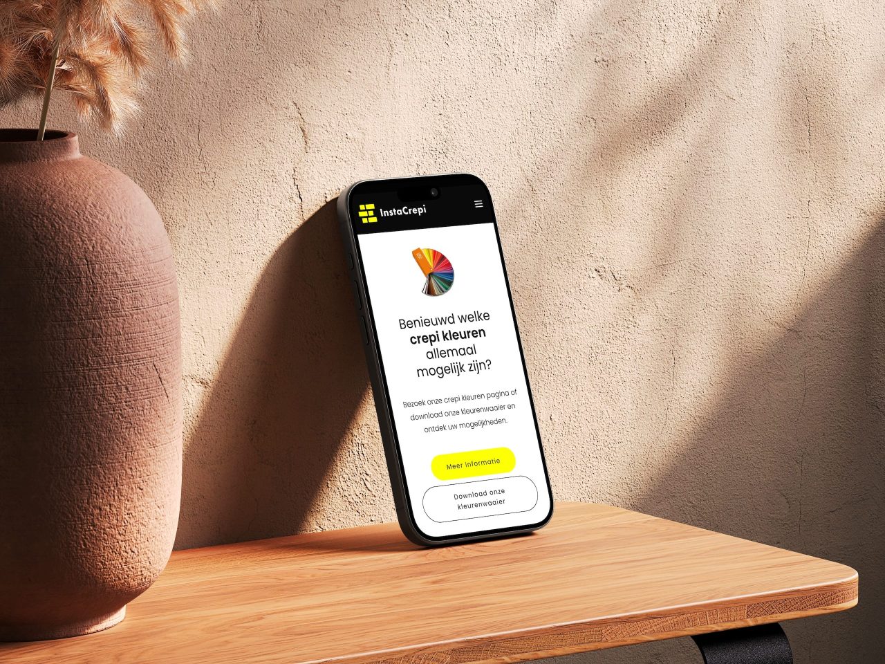 Smartphone met website over crepikleuren op houten tafel.