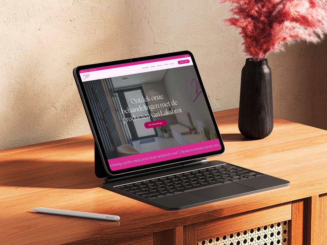 Tablet met schoonheidswebsite op houten tafel
