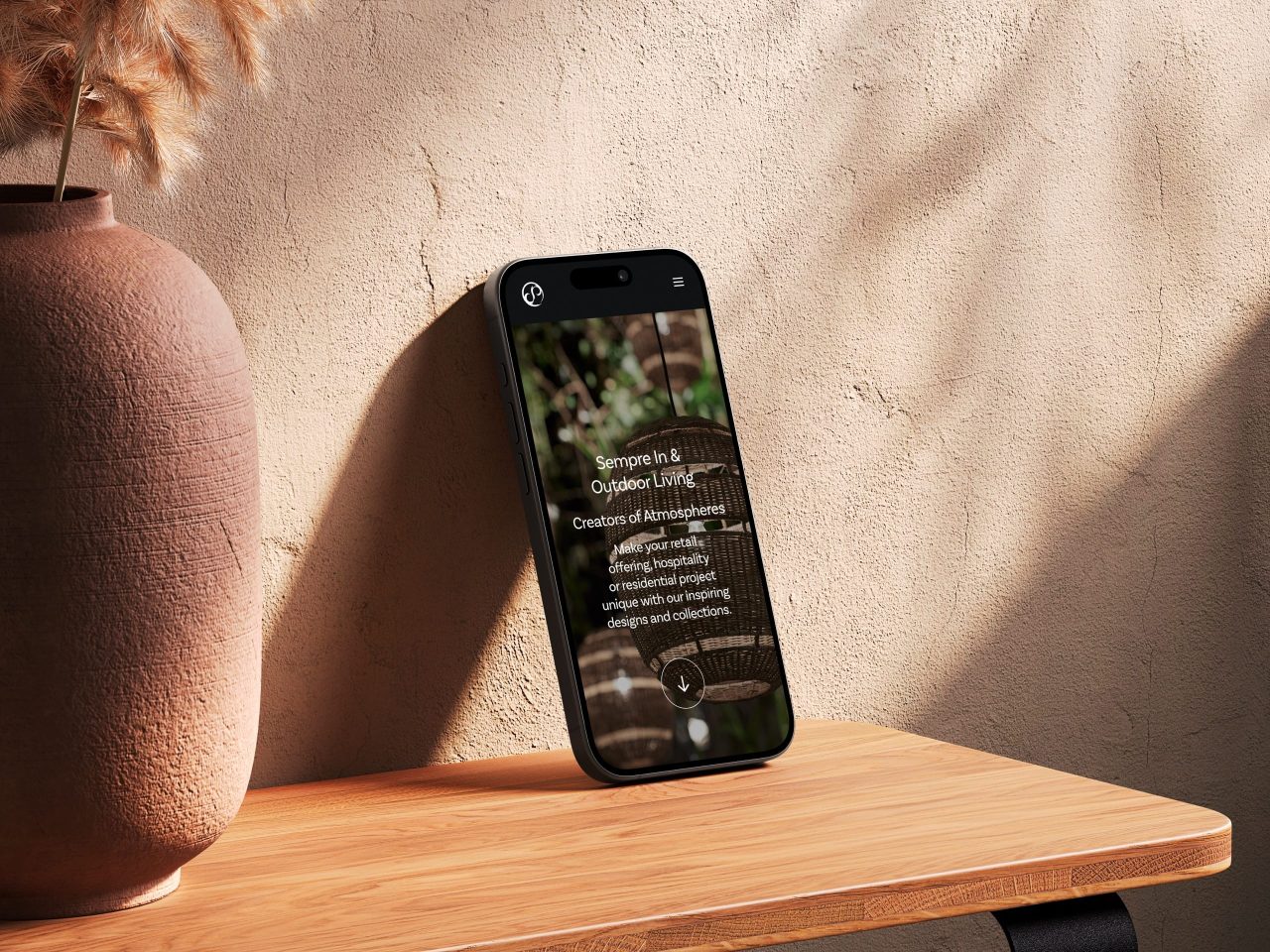 Smartphone tegen vaas op houten tafel met website scherm.