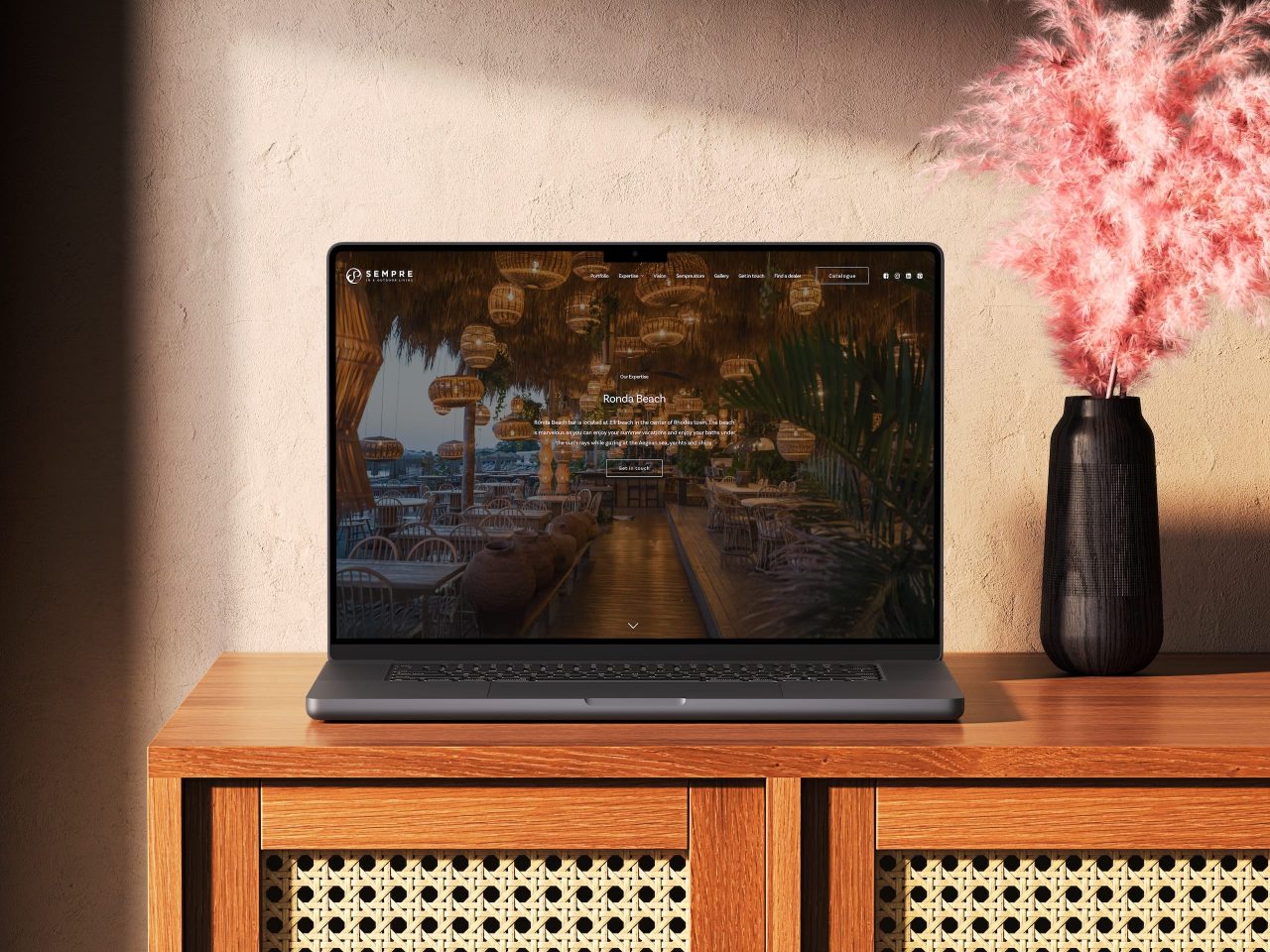 Laptop toont website van een restaurant