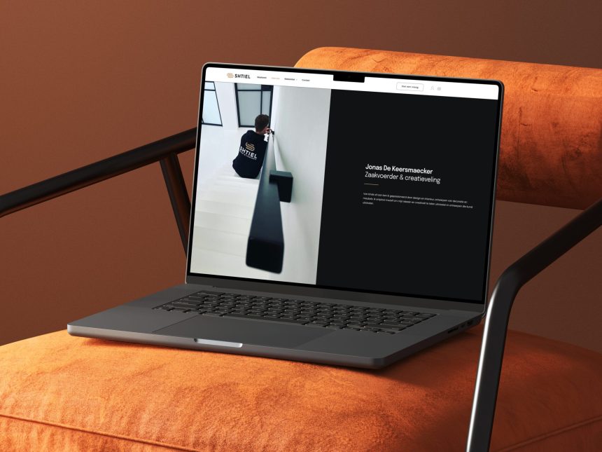 Laptop op stoel met website Shtiel op scherm.