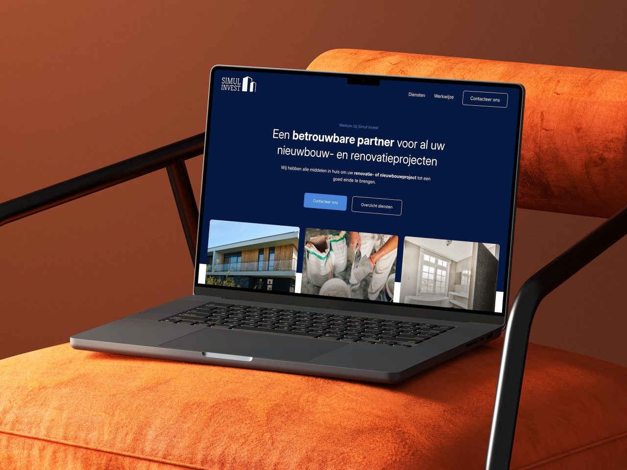 Laptop toont bouw- en renovatiepartner websiteinterface.