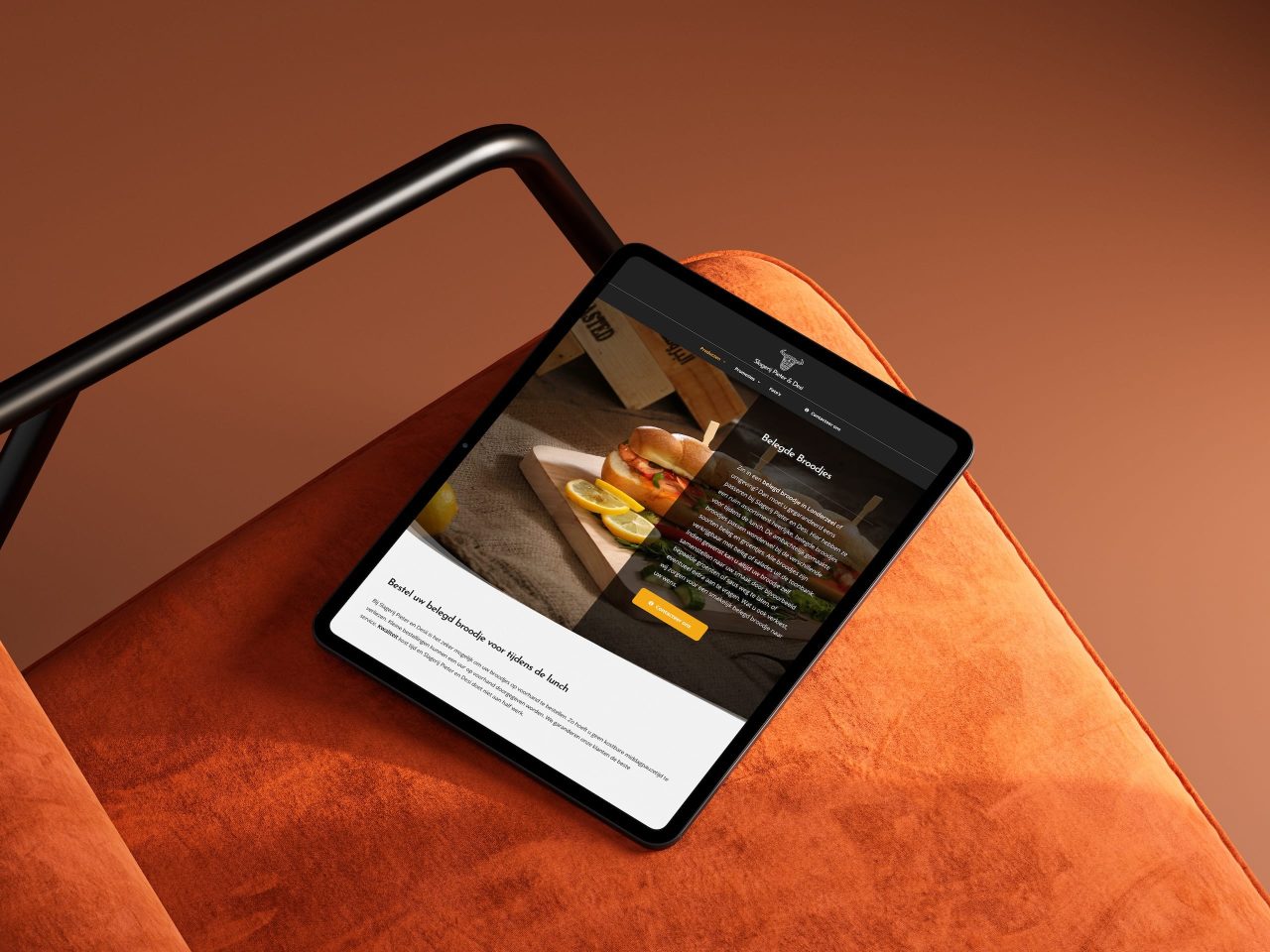 Tablet op oranje stoel met website.