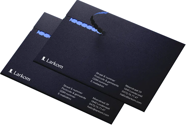 Twee blauwe Larkom enveloppen met visitekaartjes