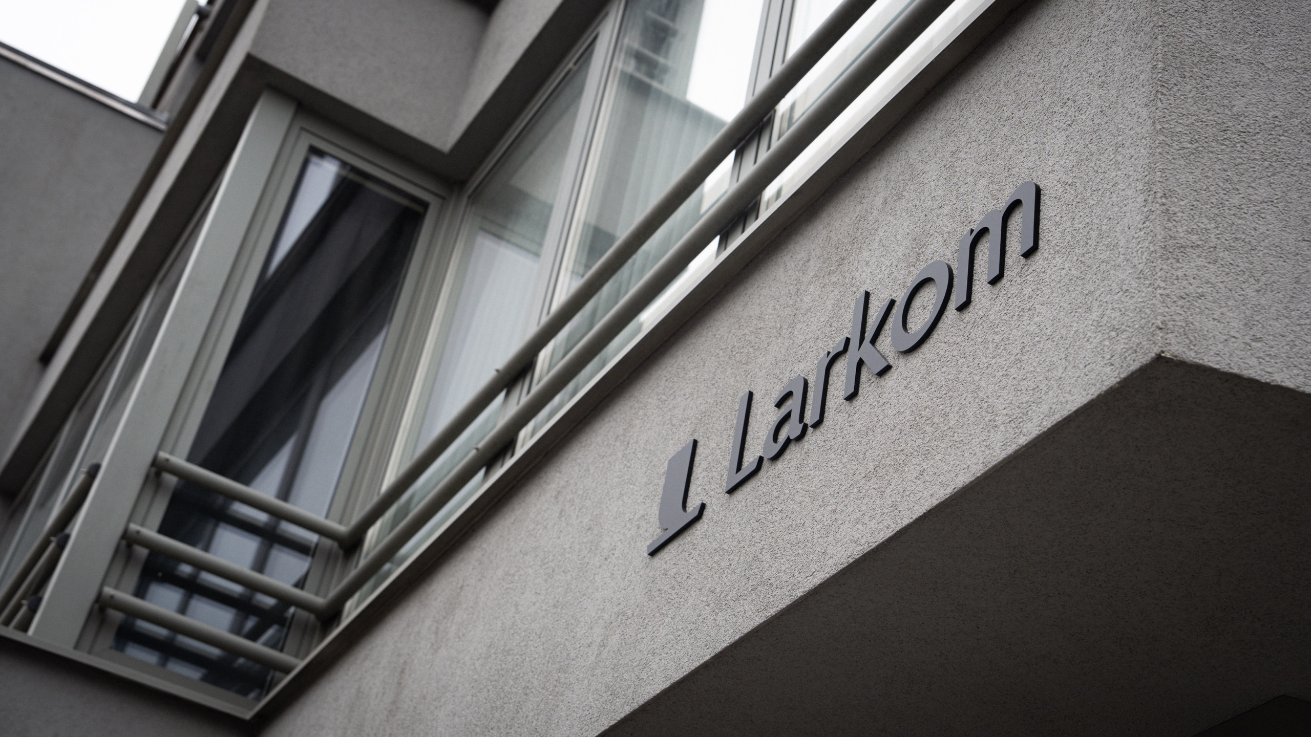 larkom kantoor met logo