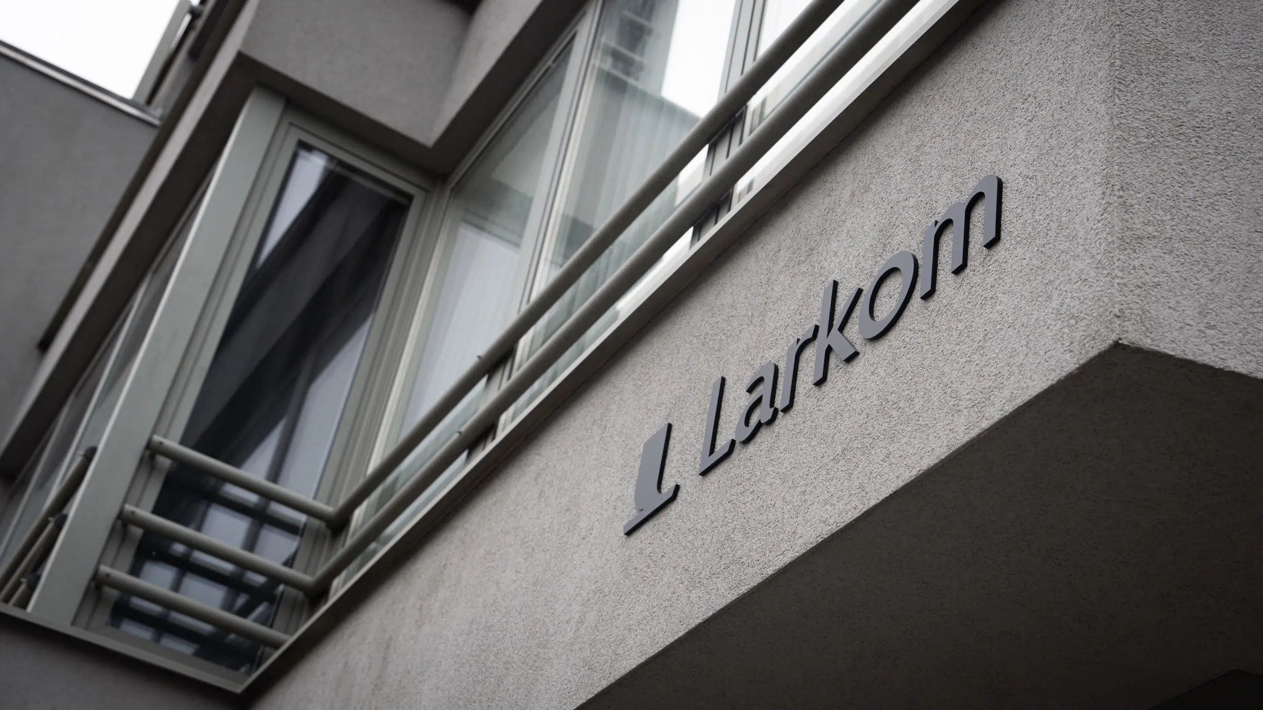 larkom kantoor met logo