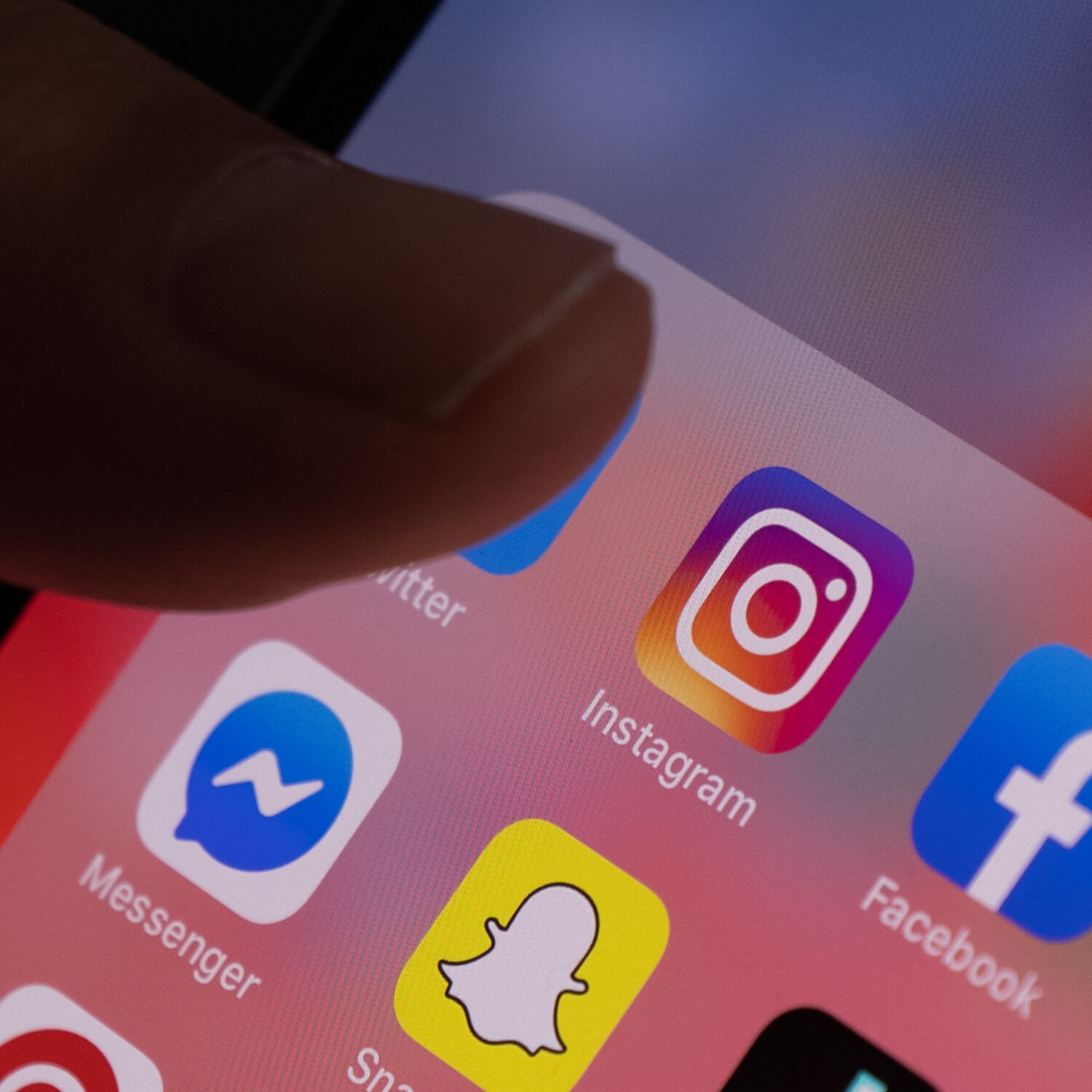 Hand met smartphone en social media-apps
