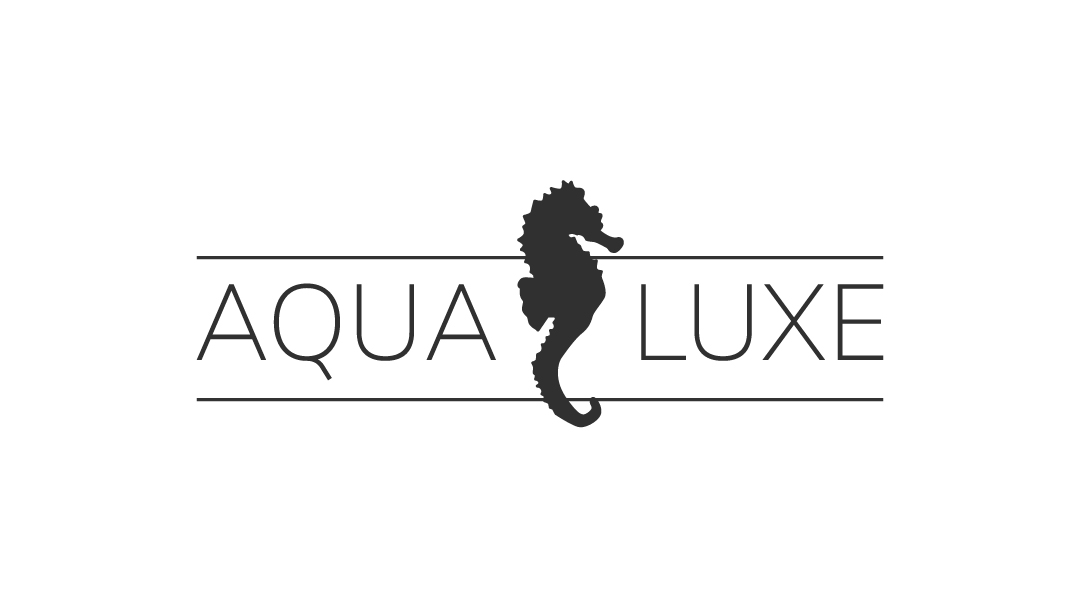 Logo Aqua Luxe met zeepaardje.