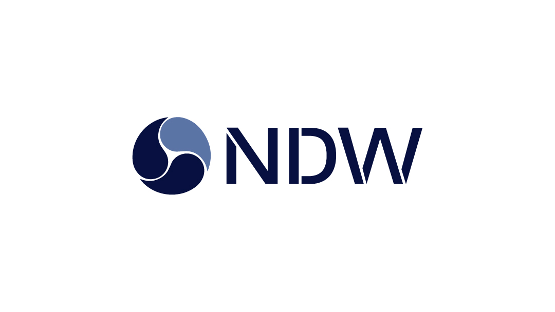 Logo met letters "NDW" en blauwe cirkel.