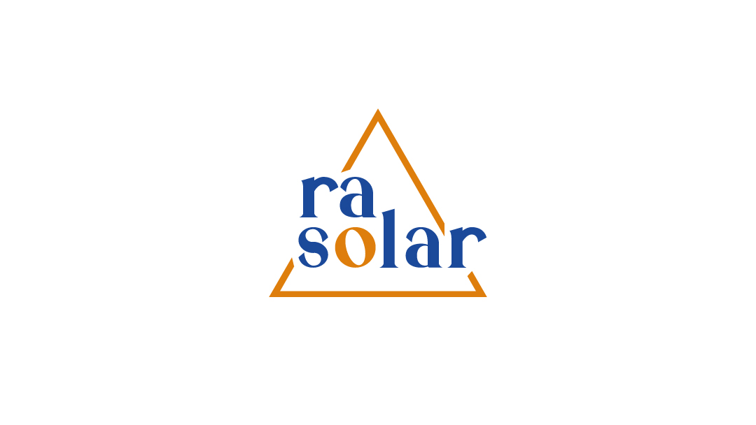 Logo van "ra solar" in driehoekvorm.