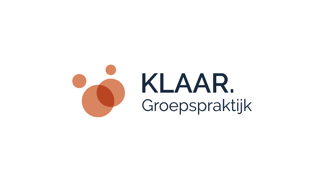 Logo van 'KLAAR Groepspraktijk' met abstracte vormen.