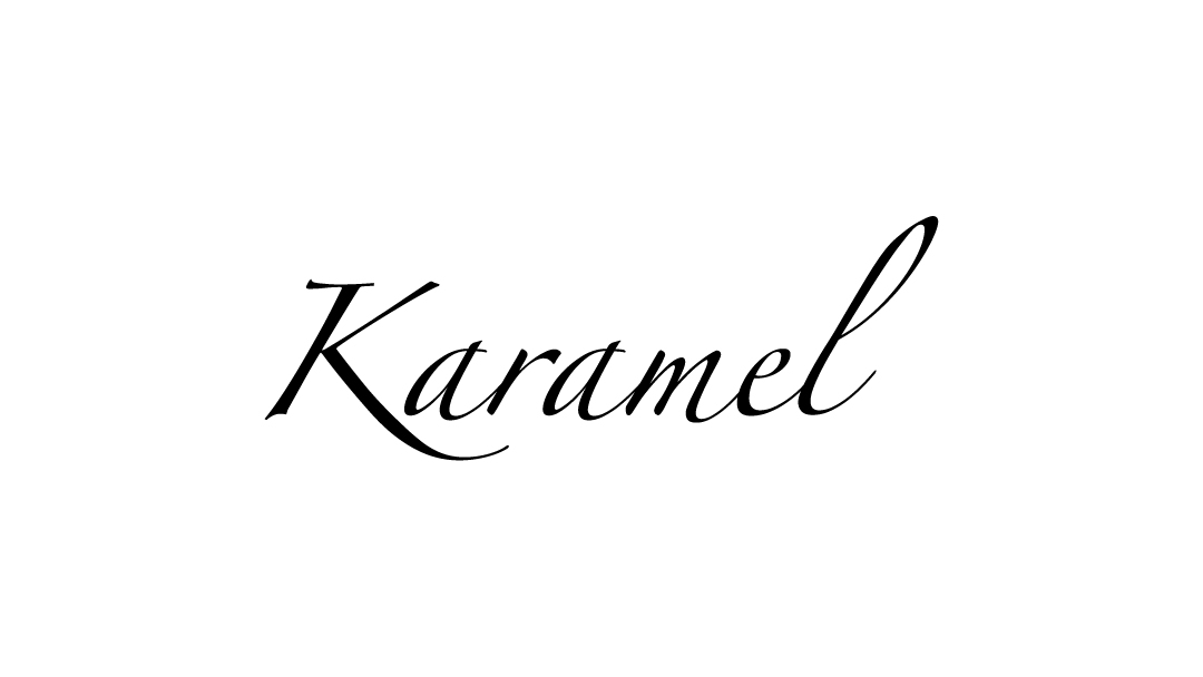 Sierlijk geschreven woord "Karamel" in zwarte inkt