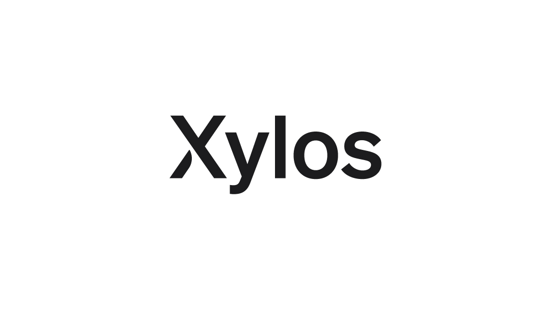 Logo met de tekst 'Xylos' in zwarte letters.